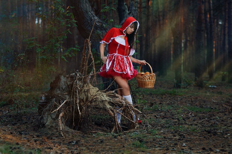 Красная шапочка активно трахается в лесу с чуваком в костюме медведя